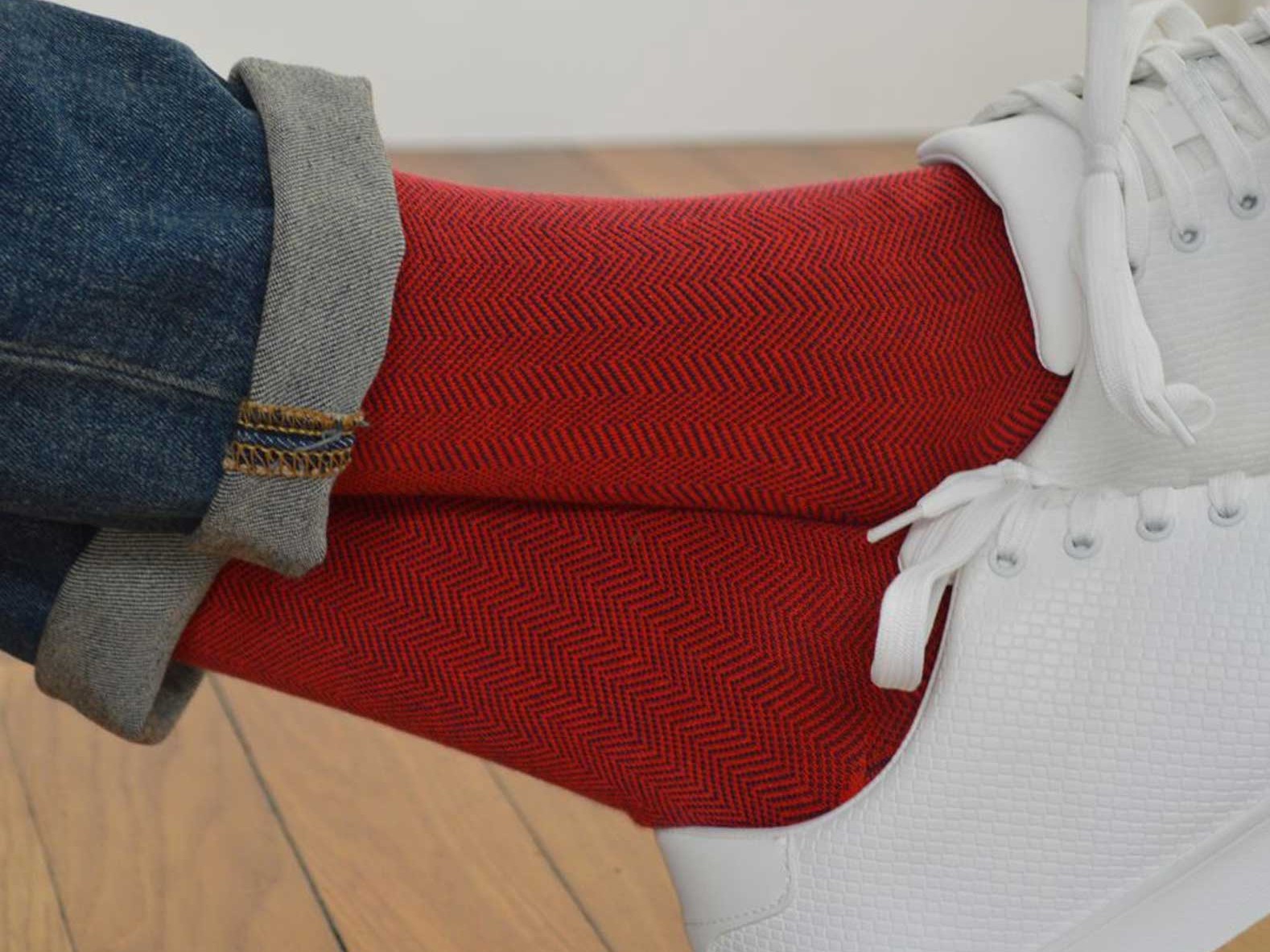 chaussettes-fantaisie-hommes-femmes-en-coton-rouges-à-motifs-chevrons-bleu-marine-remaillées-à-la-main